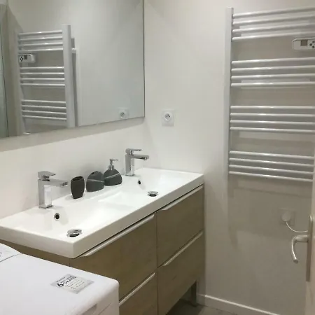 3 En Lit Double, 6 Personnes, Dans Entierement Renove, 70 M2 , Wifi,climatisation, Tres Calme , Equipe,lit Bebe アパート クレルモン・フェラン